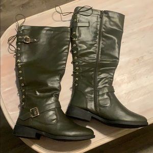 💥 NEW 💥 Dark Olive lace up boots - 11